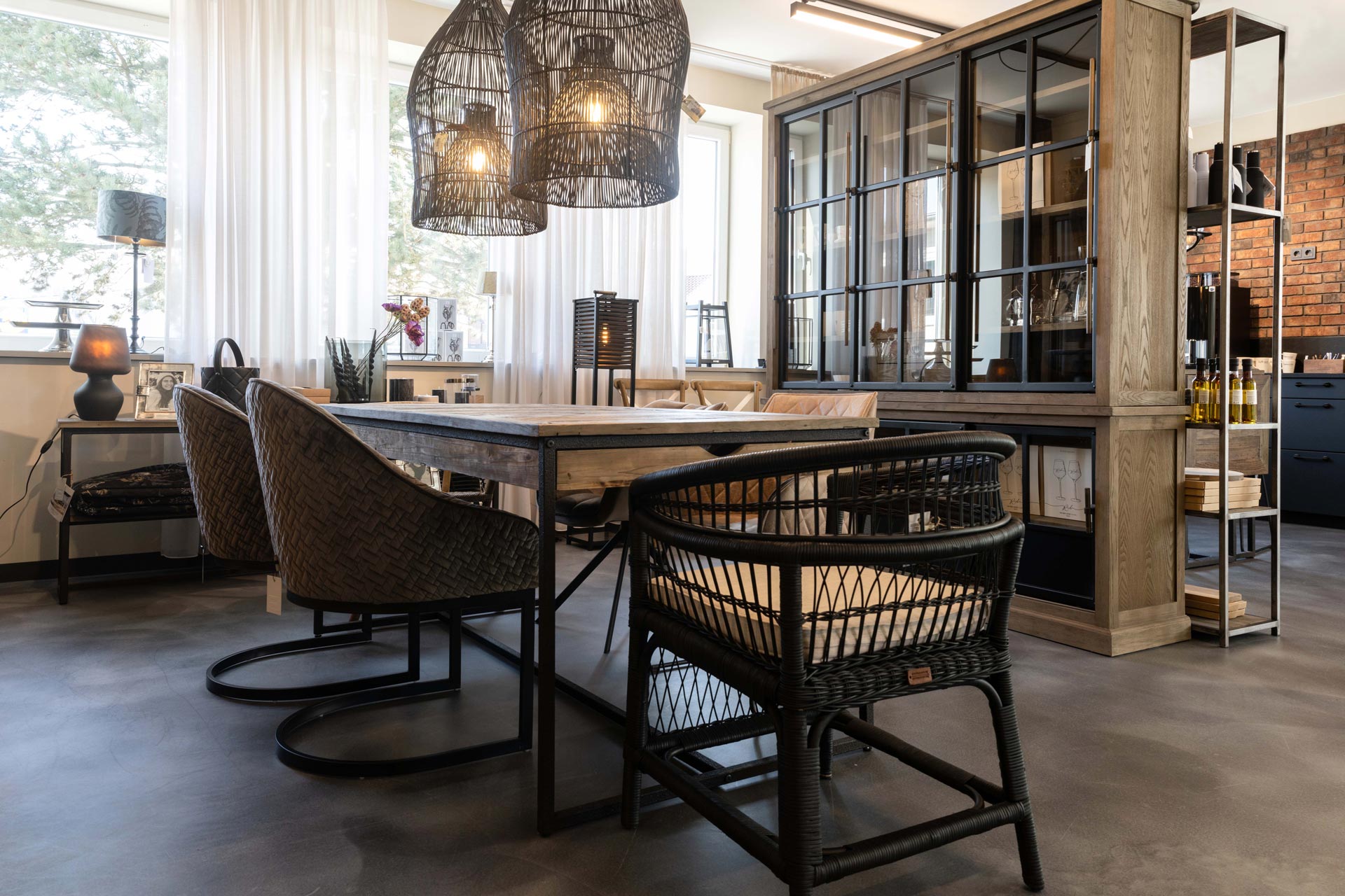 Stilvoll eingerichteter Essbereich im FingerHome Showroom Frankenberg mit Holztisch, modernen Stühlen und dekorativer Beleuchtung.