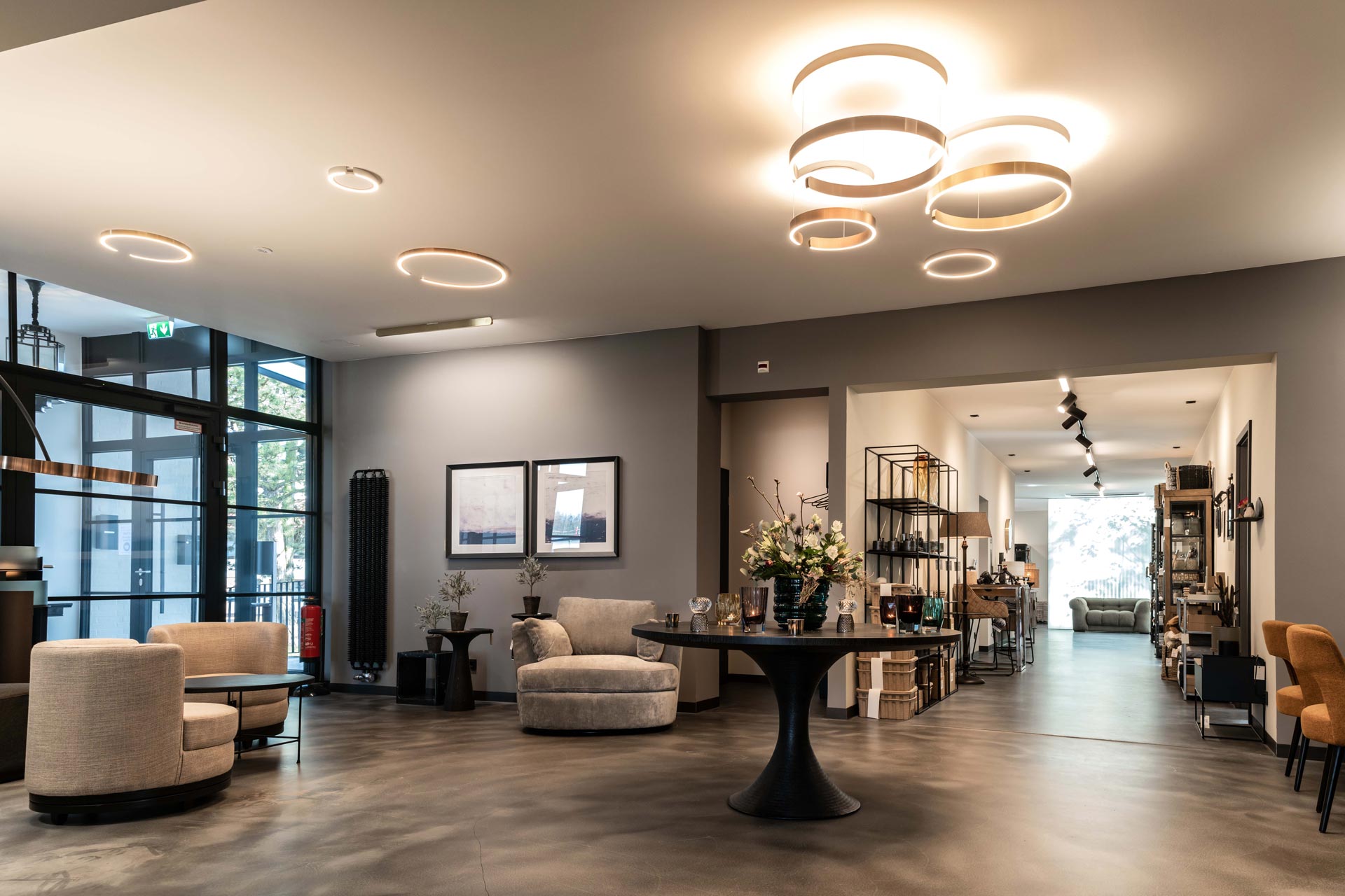 Moderner Showroom von FingerHome in Frankenberg mit stilvoller Beleuchtung, Sitzgelegenheiten und Wohnaccessoires.