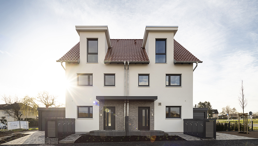 FingerHaus Projekt FrankfurtPUR: modernes Doppelhaus in Frankfurt am Main mit klarer Architektur und Vorgarten.