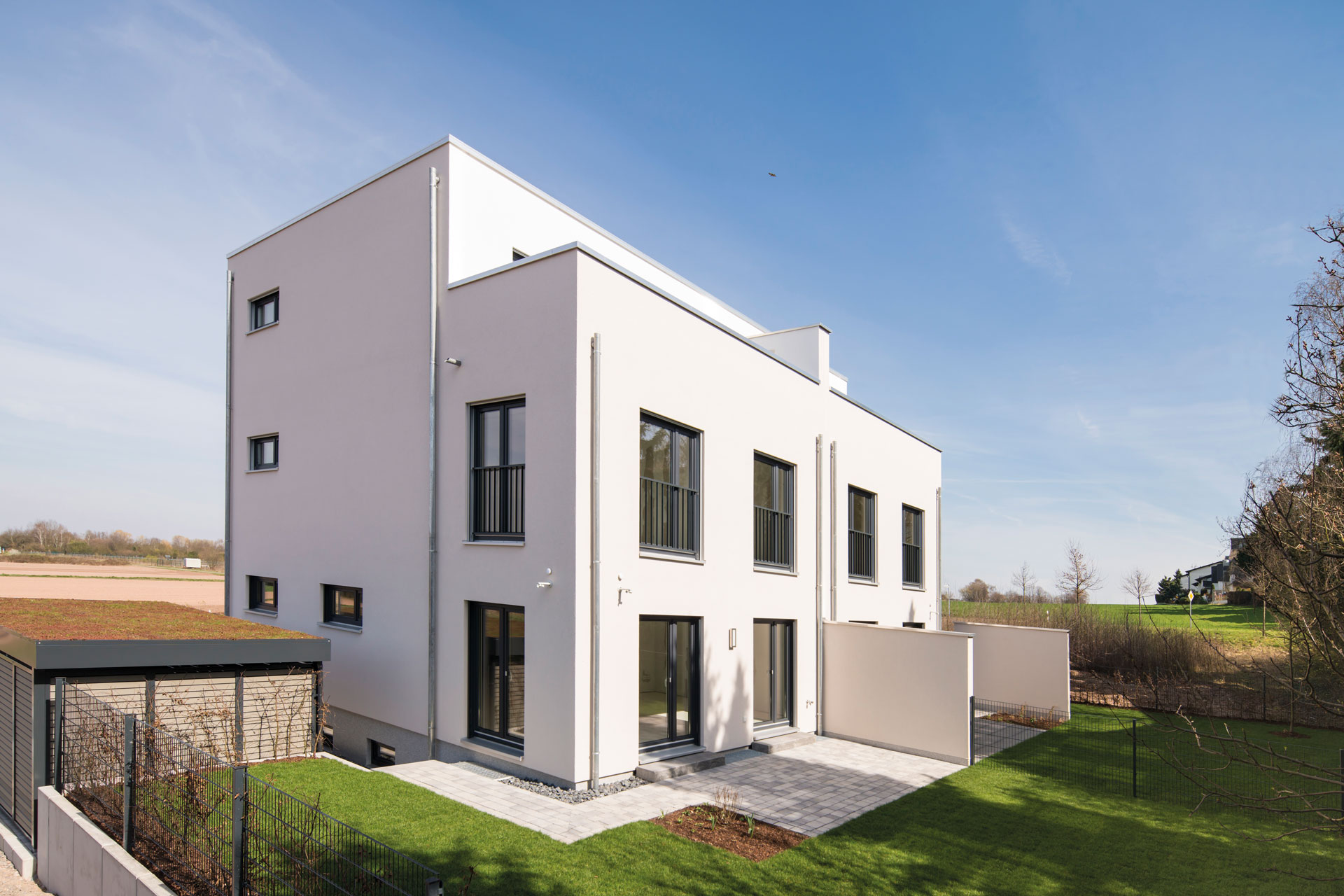 FingerHaus Projekt DreieichPUR: modernes Wohnhaus in Dreieich mit zwei Etagen und Garten.