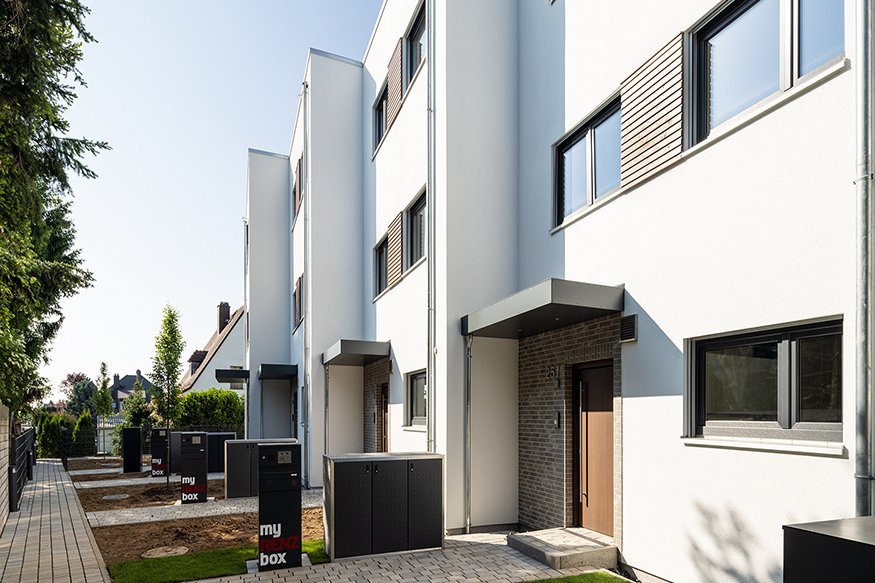 FingerHaus Projekt OberurselPUR: moderne Häuser in Oberursel mit klaren Linien und großem Eingangsbereich.
