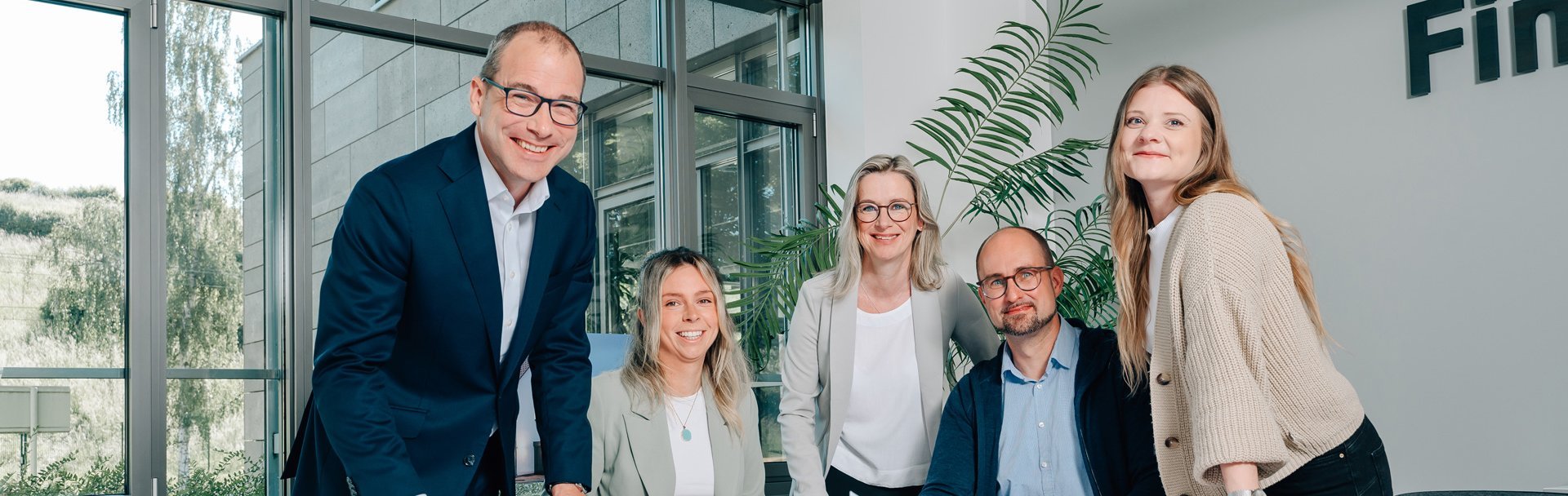 Teamfoto der FingerWohnbau GmbH mit fünf Mitarbeitern als Partner für das Bauprojekt Bad Nauheim-PUR.