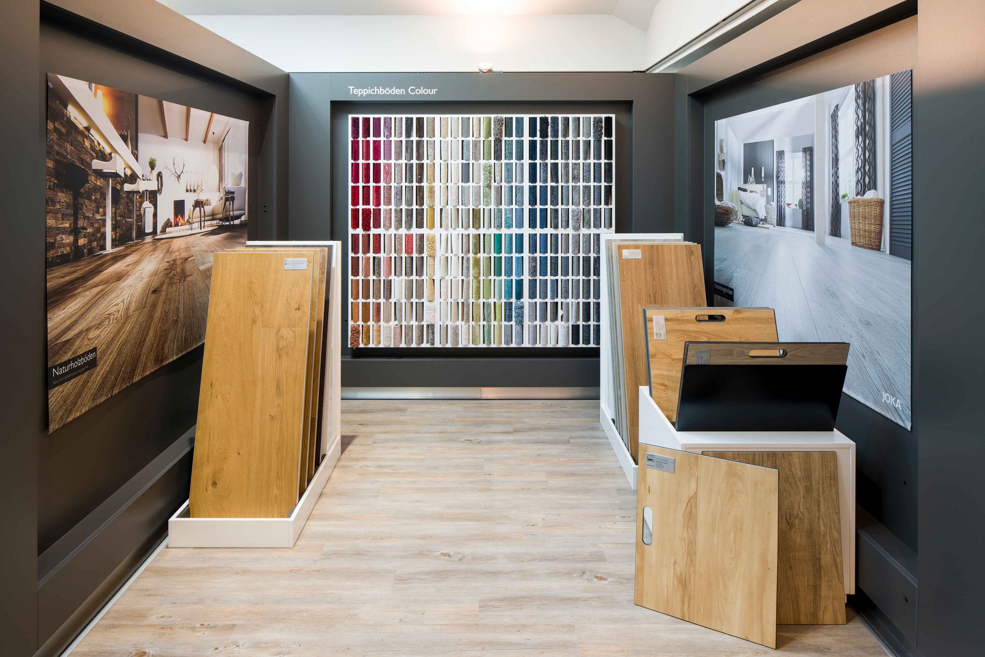 Ausstellung von Wandfarben und Bodenmustern in der FingerHaus Ideenwelt Frankenberg zur individuellen Hausgestaltung.