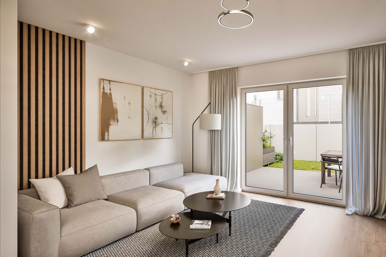 Modern eingerichtetes Wohnzimmer in einem FingerHaus Neubau in Bad Nauheim-Steinfurth mit Sofa, Couchtisch und Zugang zur Terrasse.